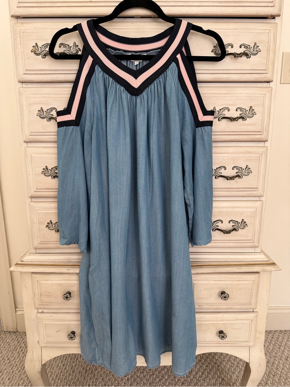 Crown & Ivy Blue Chambray Denim
Cold Shoulder Dress Large
